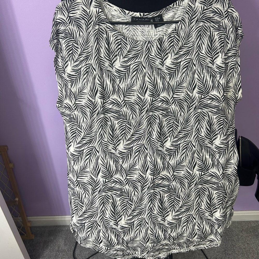 Tahari Black & White Leaf-Print Sleeveless Tank